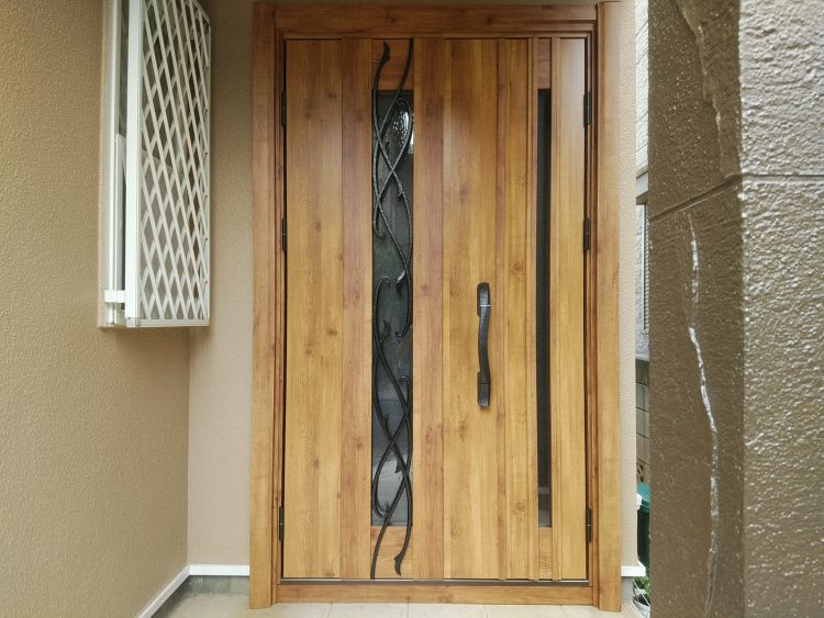 ホワイトのドアと木目調のドアの違いを見てください【YKKAPドアリモE09T】玄関ドアのリフォームなら玄関ドアマイスターへお任せください