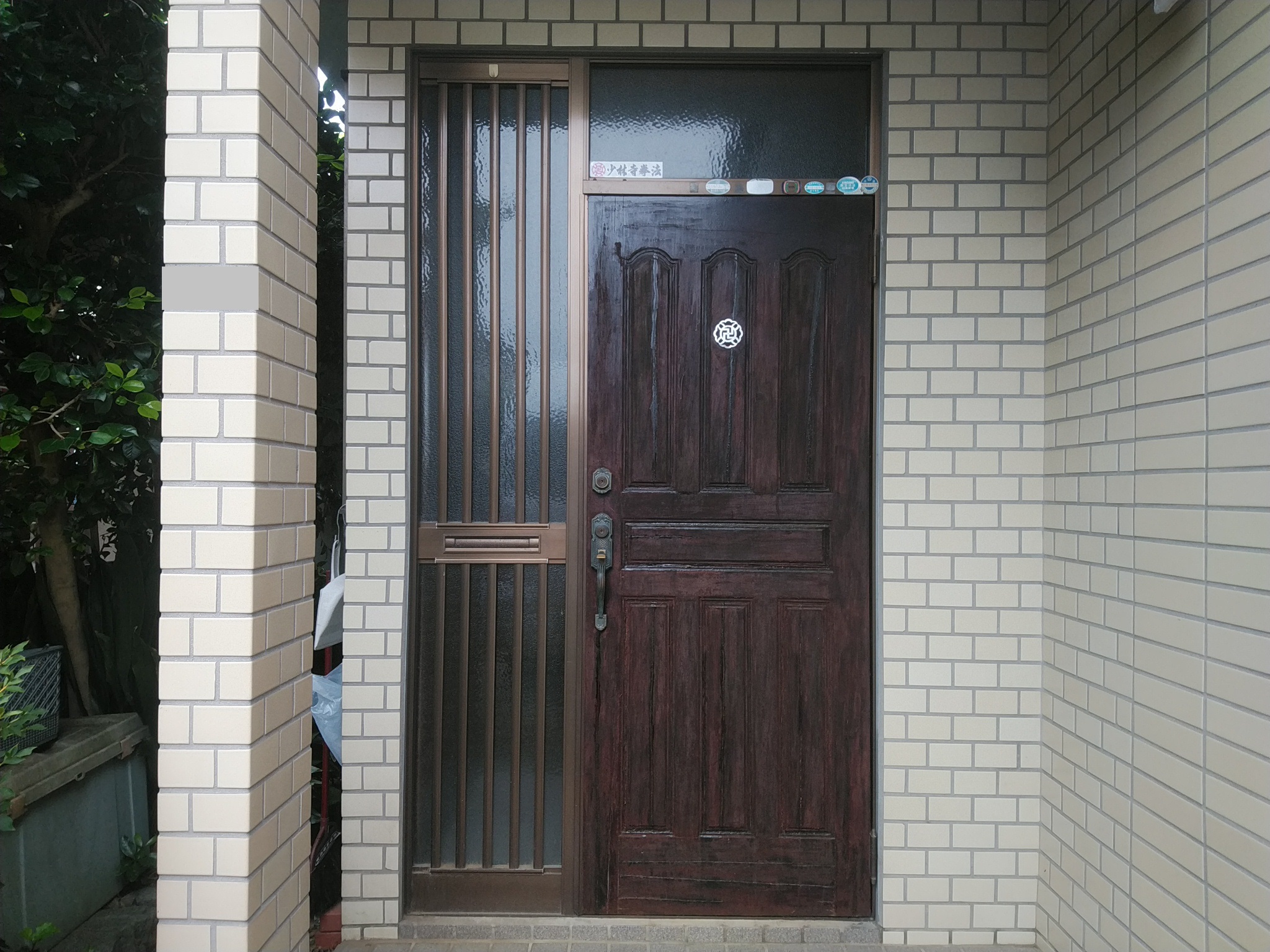 同じ片袖ランマ付きのドアでもドアの大きさを大きくすると高級感が増します【LIXILリシェントM78型】玄関ドアのリフォームなら玄関ドア