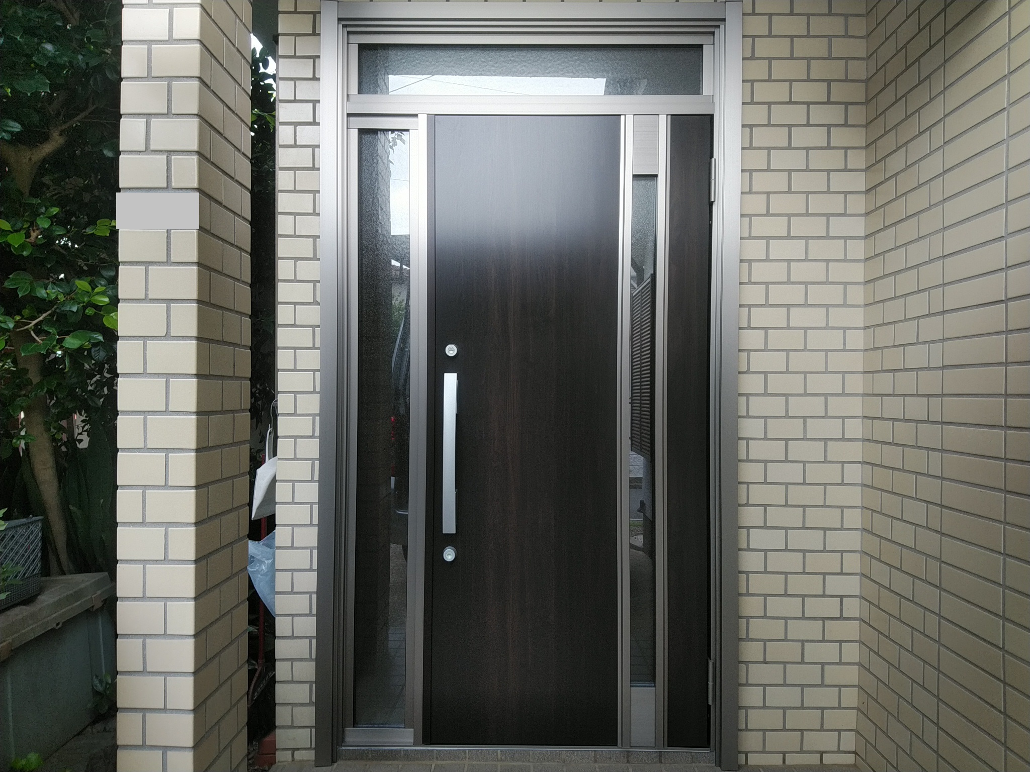 同じ片袖ランマ付きのドアでもドアの大きさを大きくすると高級感が増します【LIXILリシェントM78型】玄関ドアのリフォームなら玄関ドア
