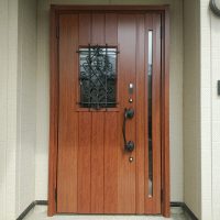 クボタハウスの玄関ドアを木目調の断熱ドアにリフォーム！リモコンキーも付けて便利になりました【LIXILリシェントD41型】武蔵野市の工事事例