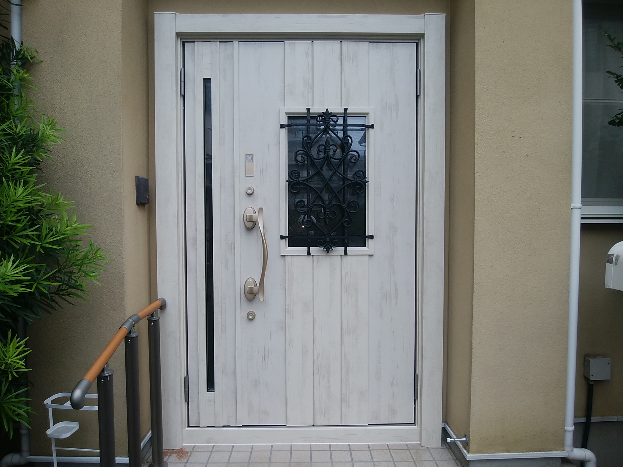 輸入品の玄関ドアもカバー工法でリフォームします【LIXILリシェントD41型】玄関ドアのリフォームなら玄関ドアマイスターへお任せください