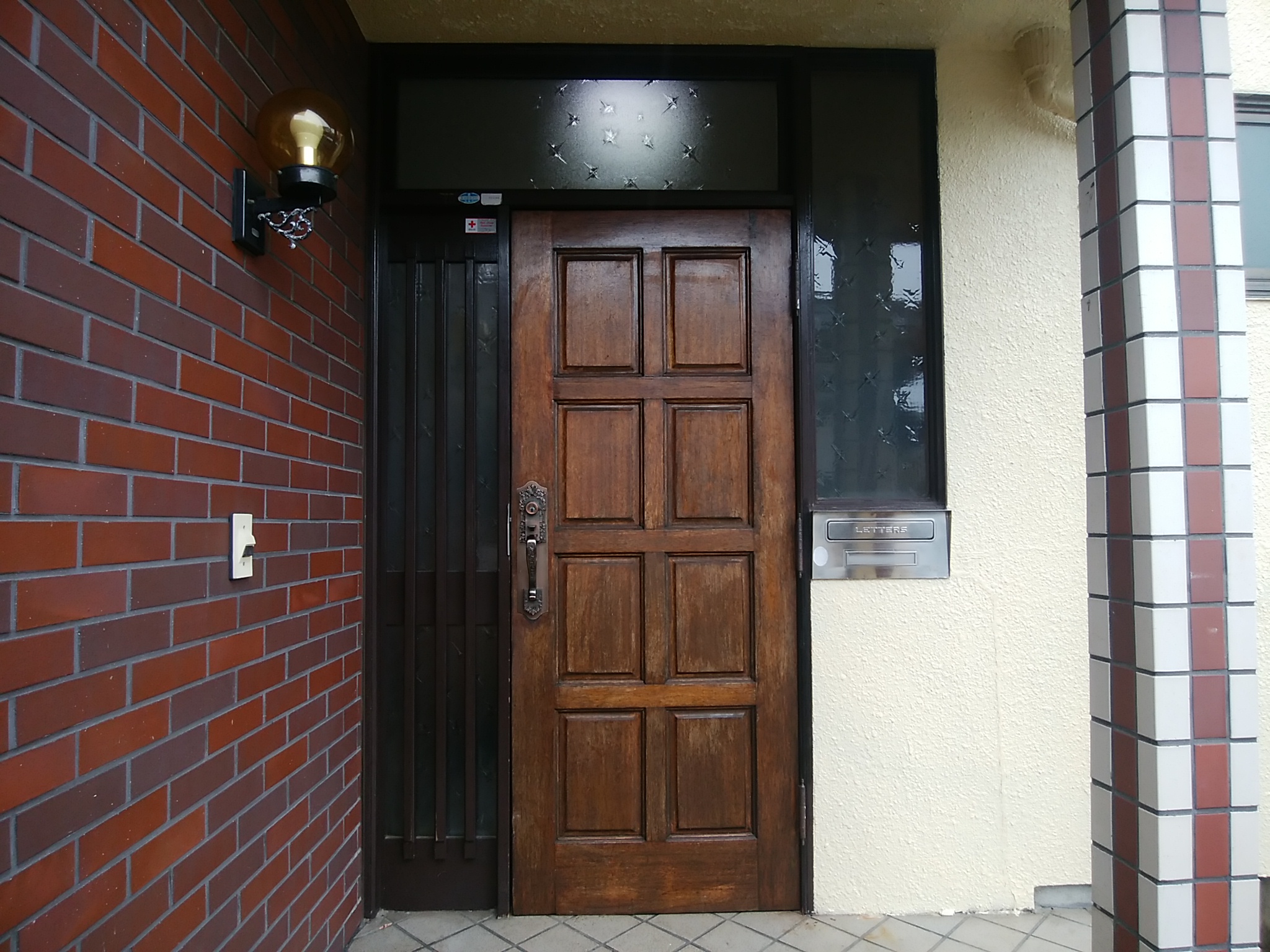 大工さんが作った特殊な形状の木製玄関ドアもリフォームできます【LIXILリシェントG82型】玄関ドアのリフォームなら玄関ドアマイスターへお
