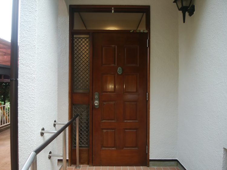 木製玄関ドアをカバー工法でリフォームするには経験と技術が必要です マイスター社長ブログ 玄関ドアのリフォームなら玄関ドアマイスターへお任せください