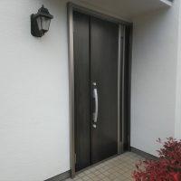 昭和時代の玄関ドアと勝手口ドアを1日最新のドアにしました【LIXILリシェントM78型】流山市の工事事例