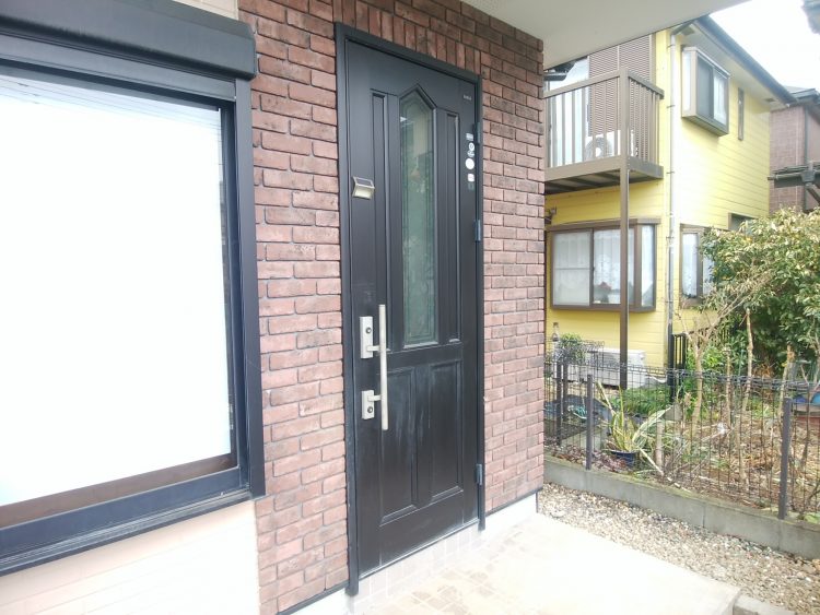 レンガ調の外壁に合うクリエダークのドア【LIXILリシェントM83型】松戸市の工事事例玄関ドアのリフォームなら玄関ドアマイスターへお任せください
