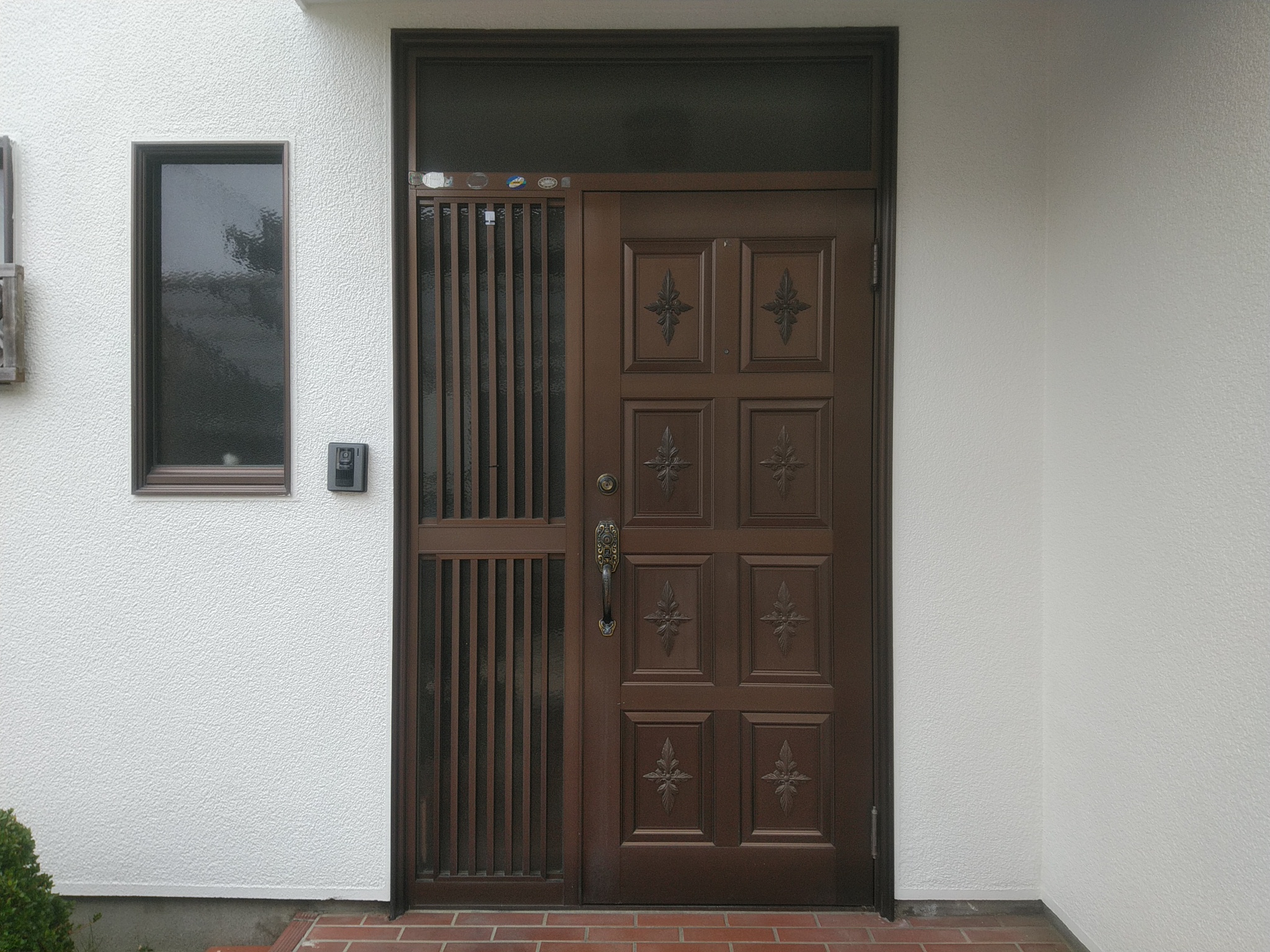 昭和を感じる玄関ドアが1日で見違えるようになりました【YKKAPドアリモE03】玄関ドアのリフォームなら玄関ドアマイスターへお任せください