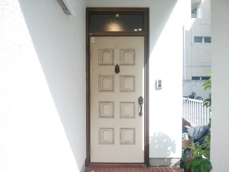 交換前の木製玄関ドア