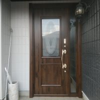 木目調のドアにして高級感が増しました【LIXILリシェントC15型】佐倉市の工事事例