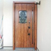 表面にひびが入った木製玄関ドアを交換。印象がガラッと変わりました【LIXILリシェントD41型】野田市の工事事例