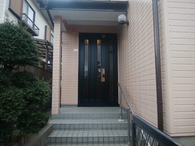 TOSTEMの玄関ドアをYKKAPドアリモの断熱ドアにリフォーム【YKKAPドアリモC09】越谷市の工事事例 | 玄関ドアリフォームの玄関ドア