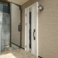 立山アルミの玄関ドアが素敵な白系のドアになりました【YKKAPドアリモE09T】柏市の工事事例