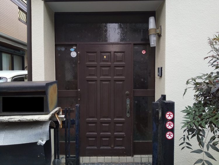 手動キーの古い玄関ドア