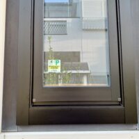 押して開けるタイプの窓には内窓よりも窓交換が向いてます
