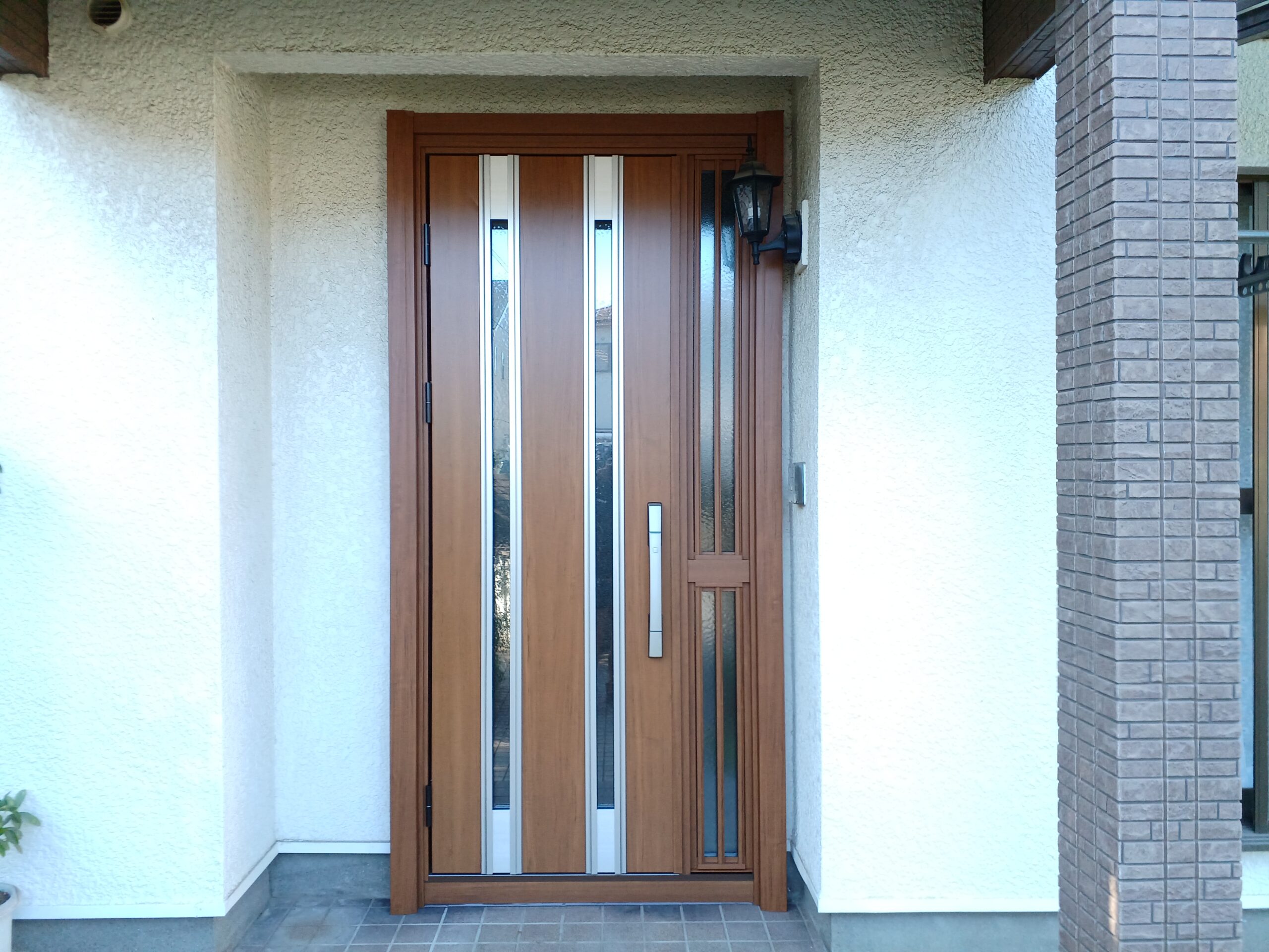 暗いドアにお悩みなら1日で解決できます
