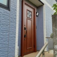 【千葉県印西市】色あせが激しい玄関ドアがたった1日で大変身！YKK APドアリモ E03で明るく美しい玄関へ