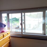 「先進的窓リノベ事業」で賢く寒さ対策！出窓の内窓＆玄関ドアリフォーム｜ネット申し込みの不安も解消【千葉県柏市の事例】