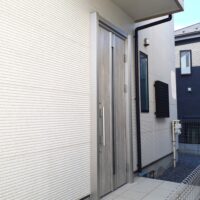 強風で曲がったドアを火災保険で交換！相見積もりで選ばれ「前より良い！」と感動されたYKKAPドアリモ