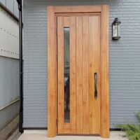 白く変色したドアを交換！寒さ対策と換気を両立したYKKAPドアリモN05T｜手際の良い施工に驚きの声