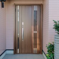 外壁塗装で家が若返ったら玄関ドアも交換すべし！埼玉県加須市で実践した「おうちの顔」の一新【人気No.1採風ドア】