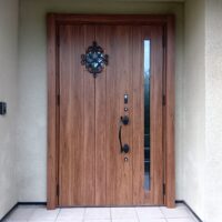 塗装が剥げた木製ドアが復活！都の助成金で叶える素敵なチーク色のリシェントにリフォーム【東京都大田区の事例】