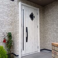 玄関ドアリフォームはどこに頼んでも一緒？いいえ毎日工事しているのはとっても特殊なんです