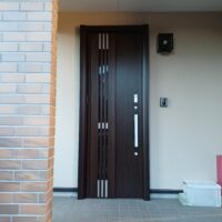 玄関と勝手口同時工事も1日で完了！築30年の家を断熱・採風の高性能ドアへ交換【茨城県常陸太田市の事例】