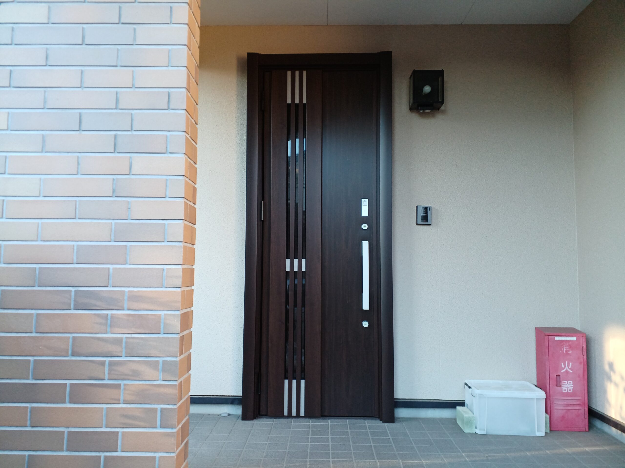 玄関と勝手口同時工事も1日で完了！築30年の家を断熱・採風の高性能ドアへ交換【茨城県常陸太田市の事例】