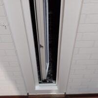 玄関のFIX窓を開閉式に交換！風通しUPで夏も快適