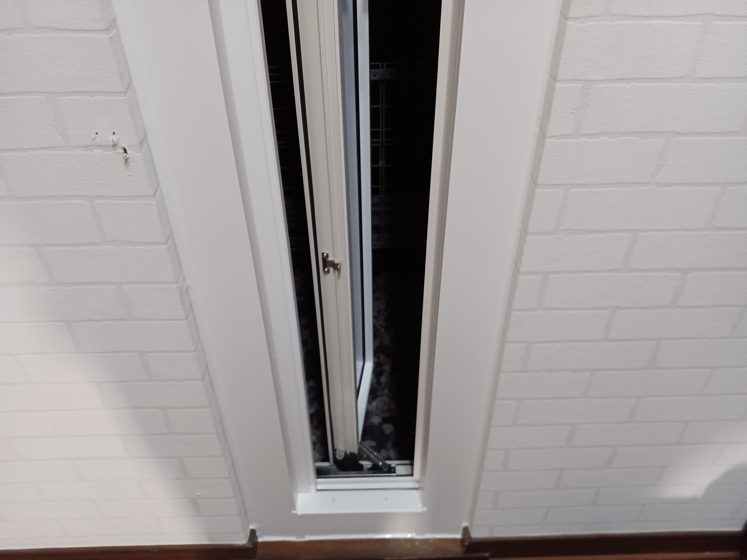 玄関のFIX窓を開閉式に交換！風通しUPで夏も快適