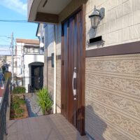 よくあるんです！壁を塗装したら古いドアが目立っちゃう事