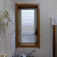 ガラスルーバー窓はすきま風が入るし閉めても寒い窓なんです