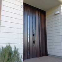 玄関が広く便利に！ヘーベルハウスの両袖枠ドアを親子ドアへ交換｜LIXILリシェントG12型×Familock