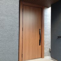 【東京都練馬区】令和7年ドアは助成金78,000円！スマホキー対応の防火戸へ玄関リフォーム事例