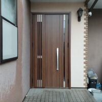 【調布市の玄関ドアリフォーム事例】都の助成金を利用！風が通せるドアLIXILリシェントM83型にFamilockも