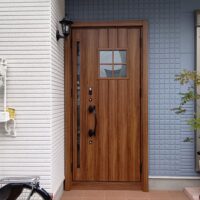 寒さ厳しい日でも丁寧な工事に感動！都の助成金で賢く玄関ドア交換｜LIXILリシェントD78型＆カードキー【西東京の事例】