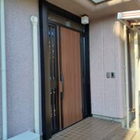 築40年のヘーベルハウスもOK！腐食した玄関ドアを1日で交換【神奈川県川崎市の事例】