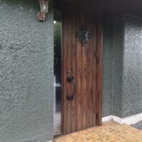 築43年の家が玄関交換でこんなに素敵な印象に！古い玄関ドアを1日でリフォーム【栃木県宇都宮市の事例】