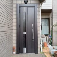 「ドアが枠に当たって閉まりにくい」は交換のサイン！築30年の玄関を1日でリフォーム【東京都調布市の事例】