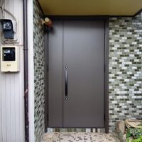 築40年でカギが壊れていた玄関！最新防犯機能で「やっと安心して出かけられる」玄関ドアリフォーム【東京都江戸川区の事例】
