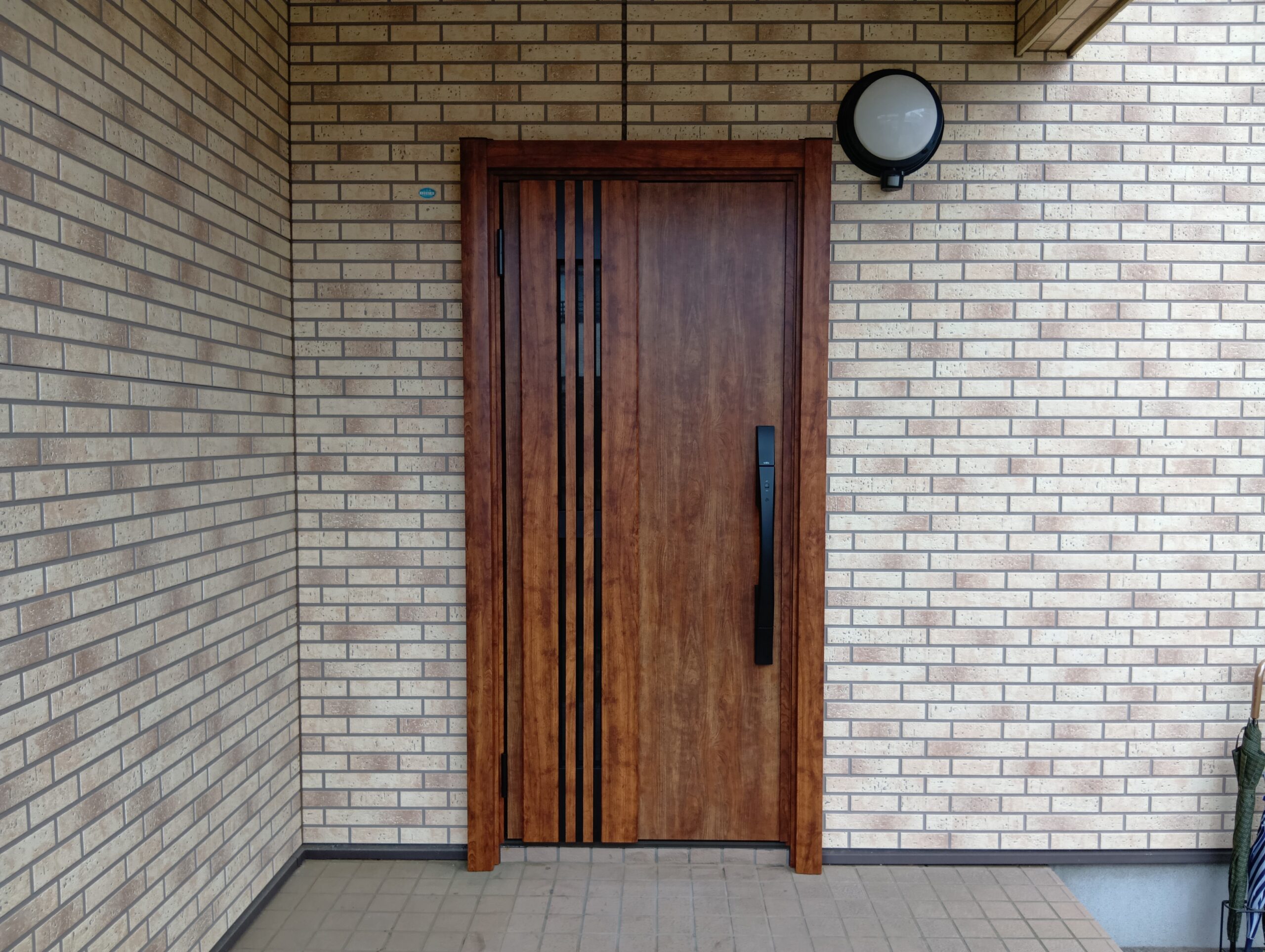 傷んだ輸入木製玄関ドアを交換！窓がない玄関には「換気できる断熱ドア」が最適です【茨城県龍ケ崎市の事例】