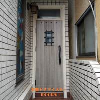 建物の曲がりで完全に開かなくなってしまったドアを交換【YKKAPドアリモN14】新宿区の工事事例