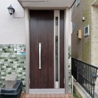 他社で「工事不可」と言われた古い木製玄関ドアも交換OK！LIXILリシェントへ1日リフォーム【千葉県千葉市の事例】