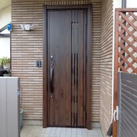 【埼玉県三芳町】ランマ付きの古い玄関ドアが大変身！断熱・採風・スマートキーで快適を実現！