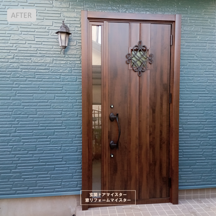 木目調でおしゃれなアイアン飾りのついたリクシルの玄関ドア