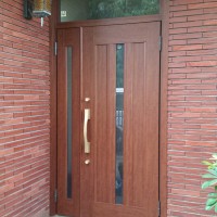 木製枠に木製建具が付いたドアを木目調のリシェントで玄関ドアリフォームした事例|LIXILリシェントⅡ　C12型　親子ランマ付き　ポートマホガニー