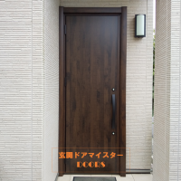 道路から室内の様子が見えすぎるのでプライバシーを守るドアに【LIXILリシェントM17型】千葉市の工事事例