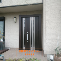 玄関ドアが傷んだままでは印象が…積水ハウスの木製玄関ドアもリフォームできます【LIXILリシェント】千葉市の工事事例