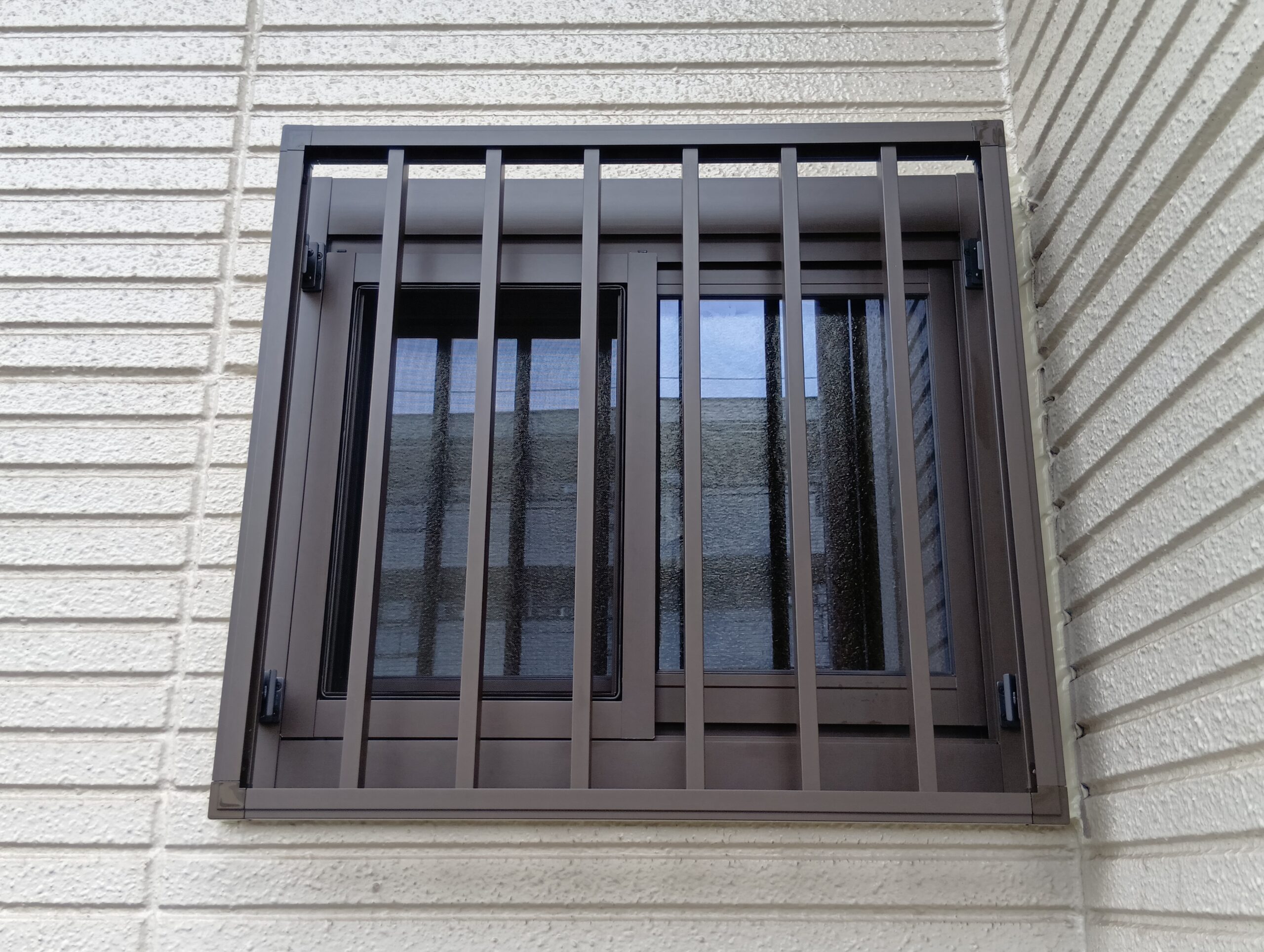 【四街道市の事例】築40年の寒さ・防犯対策！窓・勝手口・玄関を1日で一新｜他社見積もりの2/3！？補助金活用のプロの技