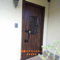 海外製の木製玄関ドアを木目調の断熱ドアに【LIXILリシェントD41型】大網白里市の工事事例