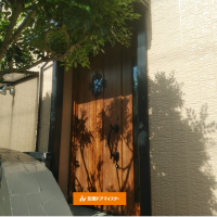 積水ハウスの玄関ドア、植栽の緑が映えるハンドダウンチェリーのドアにリフォーム【LIXILリシェントD77型防火】府中市の事例